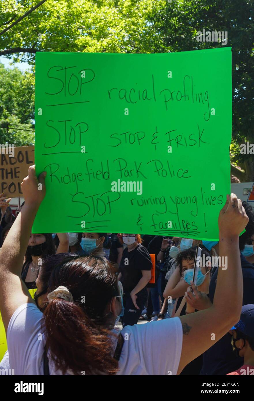 Black Lives Matter Protest George Floyd - Stop Frisking Ridgefield Park cops green sign - ridgefield Park, comté de bergen, New Jersey, usa lundi juin Banque D'Images