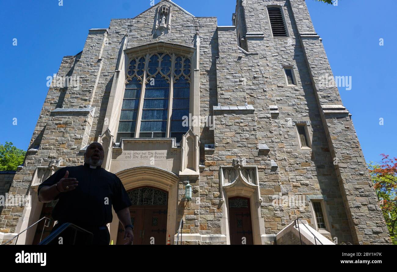 Le Père Larry, prêtre noir, prononcera un discours devant son église sur un ciel bleu - Ridgefield Park, comté de bergen, New Jersey, États-Unis, lundi 8 juin 2020 Banque D'Images