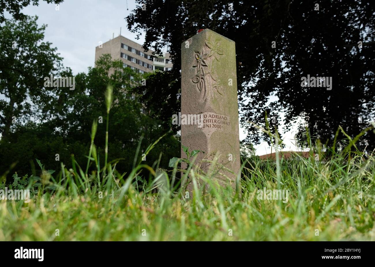 08 juin 2020, Saxe-Anhalt, Dessau-Roßlau : stèle commémoratif pour le mozambicain Alberto Adriano assassiné dans le parc de la ville de Dessau. 20 ans après sa mort violente, les victimes du racisme et de l'extrémisme de droite seront commémorées jeudi. (À dap: Meurtre raciste il y a 20 ans: Commémoration des victimes de violence de droite) photo: Sebastian Willnow/dpa-Zentralbild/dpa Banque D'Images