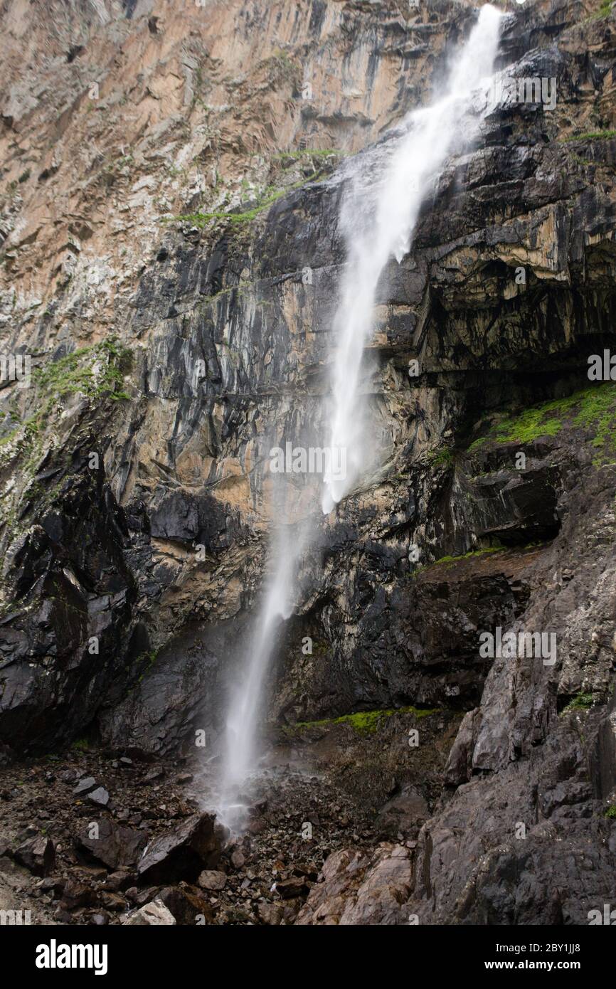 Scène de randonnée près de la chute d'eau de Belagorka dans la vallée de Sokuluk de l'oblast de Chuy au Kirghizistan, près de Bishkek. Banque D'Images