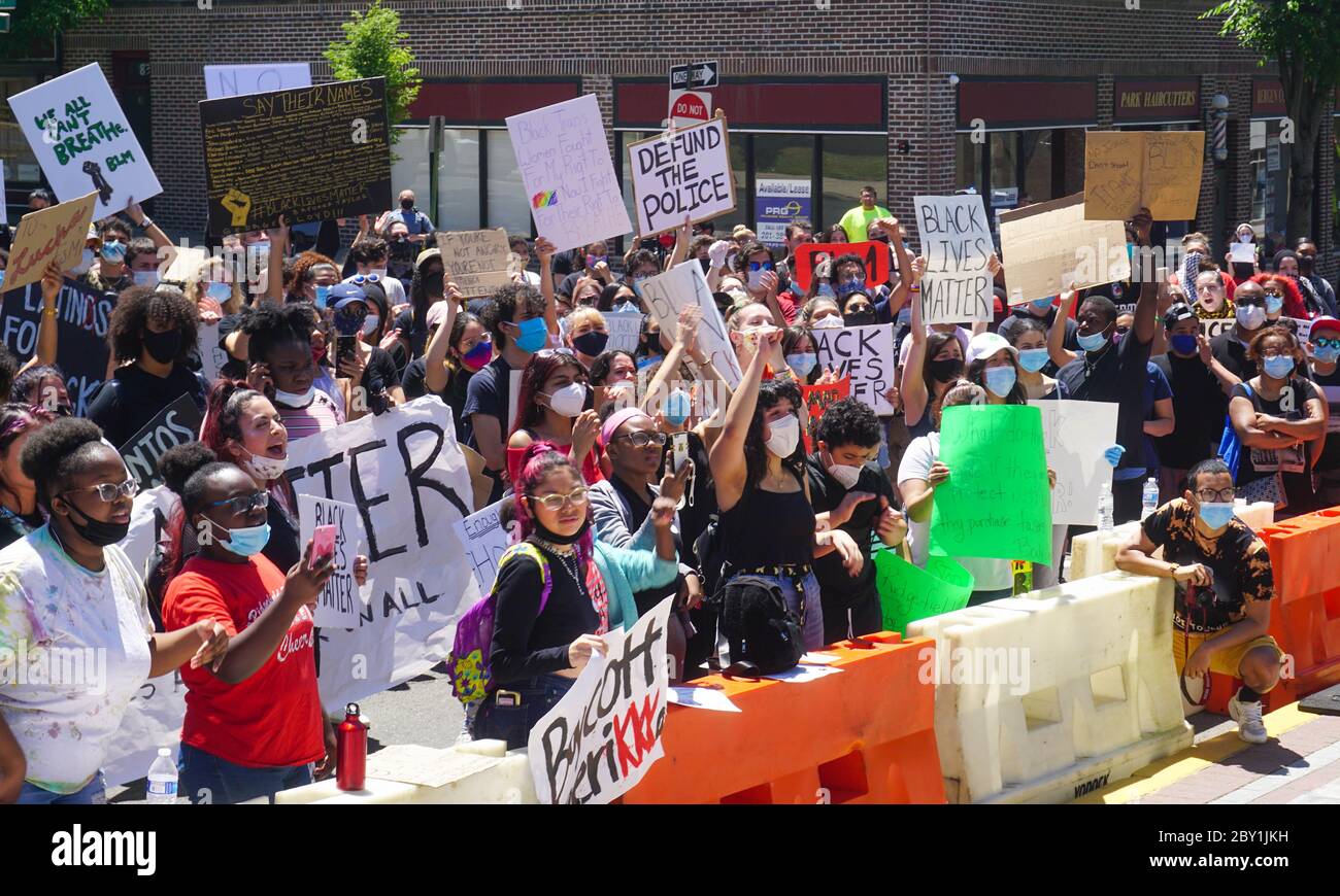 Les Black Lives Matter protestent George Floyd foule de manifestants rassemblés dans les rues avec des panneaux - ridgefield Park, comté de bergen, New Jersey, usa Mo Banque D'Images