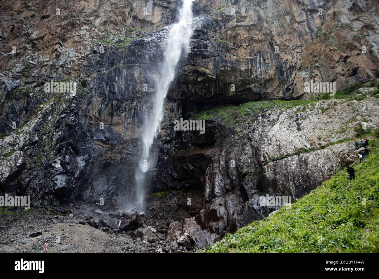 Un groupe de gens du coin randonnée près de la chute d'eau de Belagorka dans la vallée de Sokuluk de l'oblast de Chuy au Kirghizistan, près de Bishkek. Banque D'Images