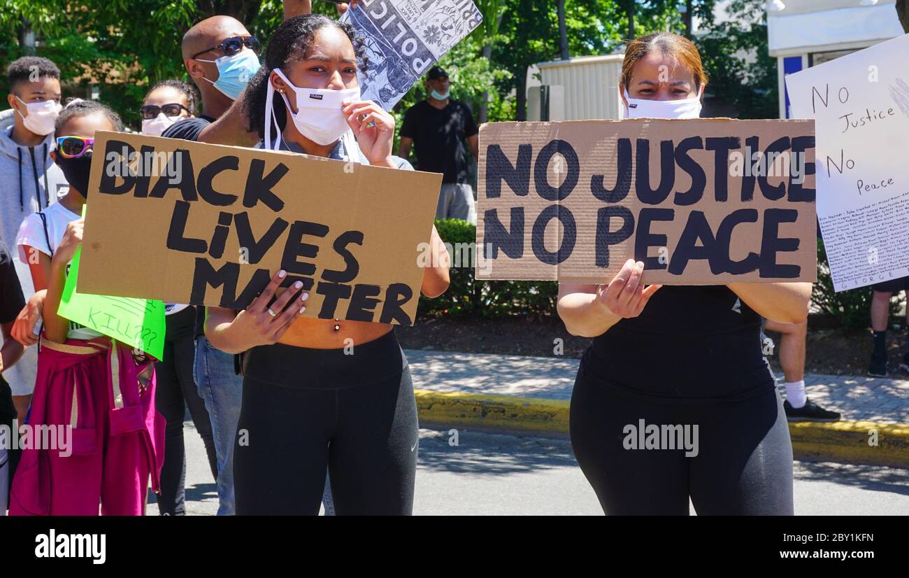 Black Lives Matter Protest George Floyd - deux femmes tenant des signes de protestation No Justice No Peace - Ridgefield Park, bergen County New Jersey , usa mond Banque D'Images