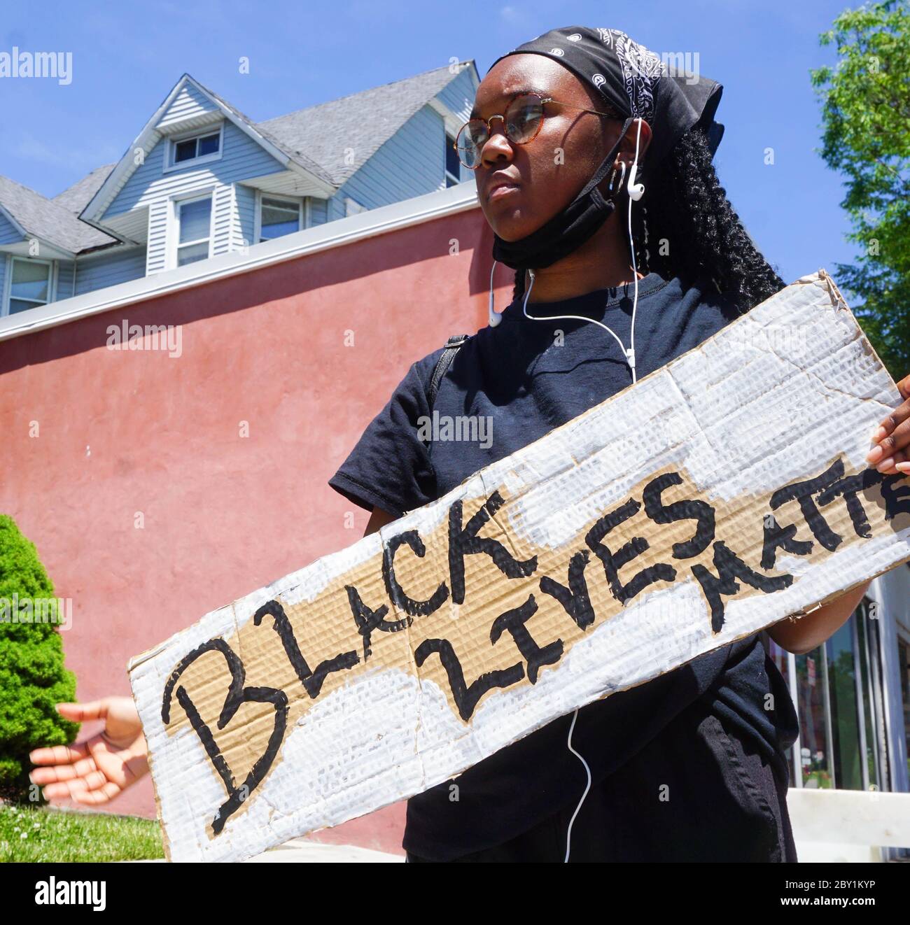 Jeune Black Female tenant Black Lives Matter signe à Black Lives Matter George Floyd protestation à Ridgefield Park, New Jersey, comté de bergen, USA Monda Banque D'Images