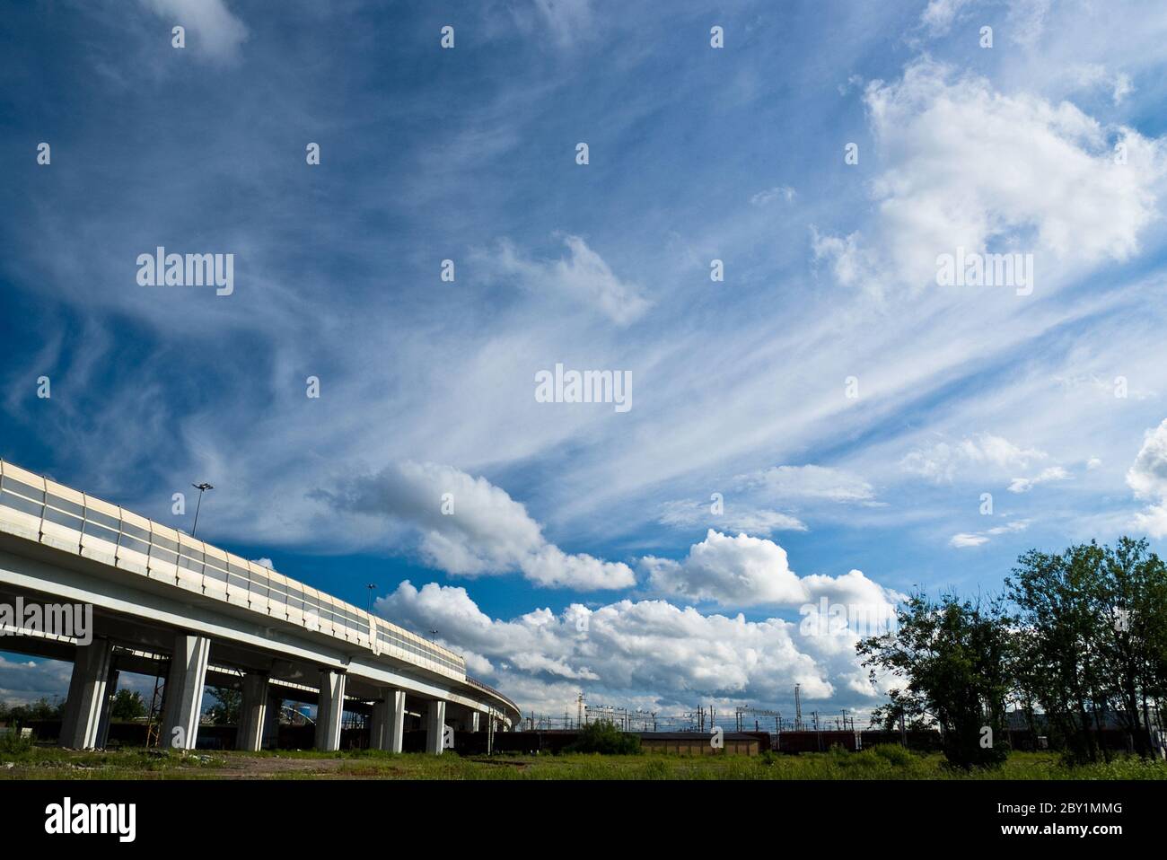 paysage urbain avec autoroute et nuages Banque D'Images