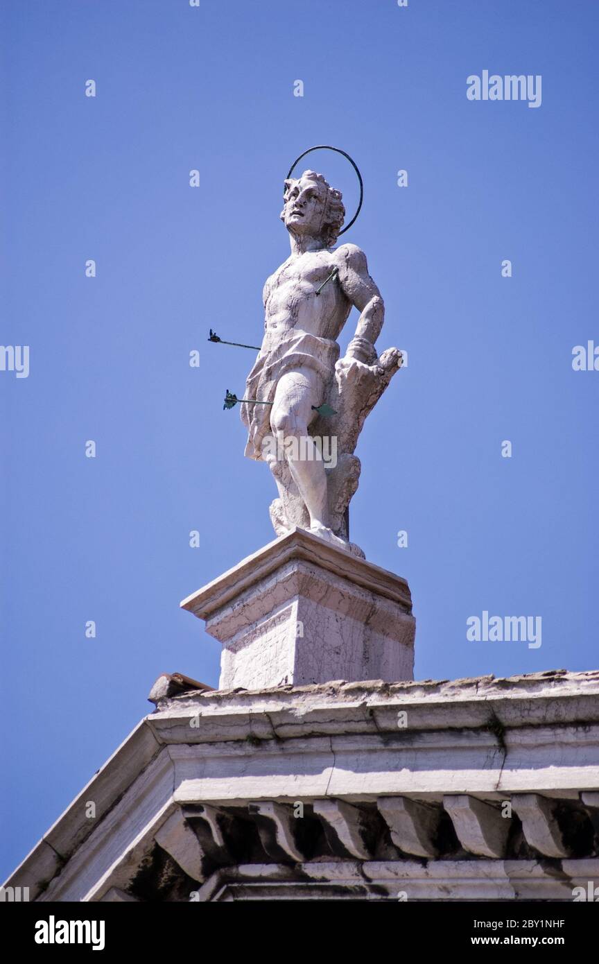 Statue du martyr chrétien Saint Sébastien. Tourné avec des flèches, au sommet de la Chiesa di San Sebastiano, Venise, Italie. Banque D'Images