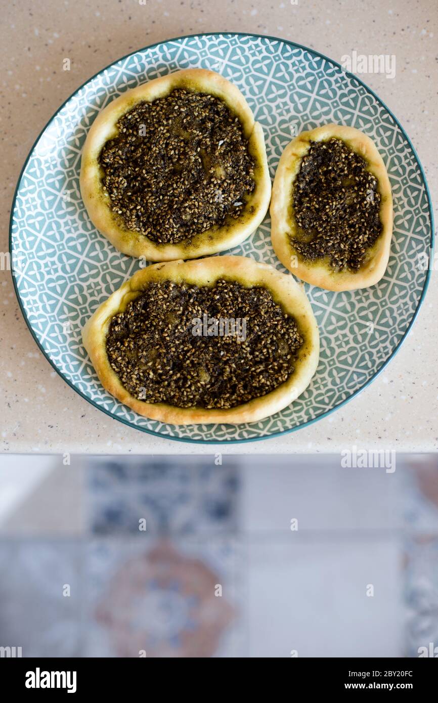 Gros plan de la Manaqish b'il Za'atar, un plat de léventine populaire couramment attribué à la cuisine arabe. Banque D'Images