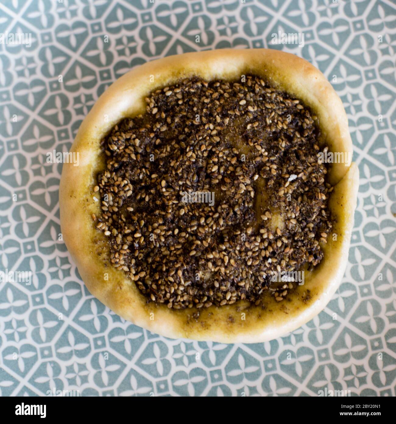 Gros plan de la Manaqish b'il Za'atar, un plat de léventine populaire couramment attribué à la cuisine arabe. Banque D'Images