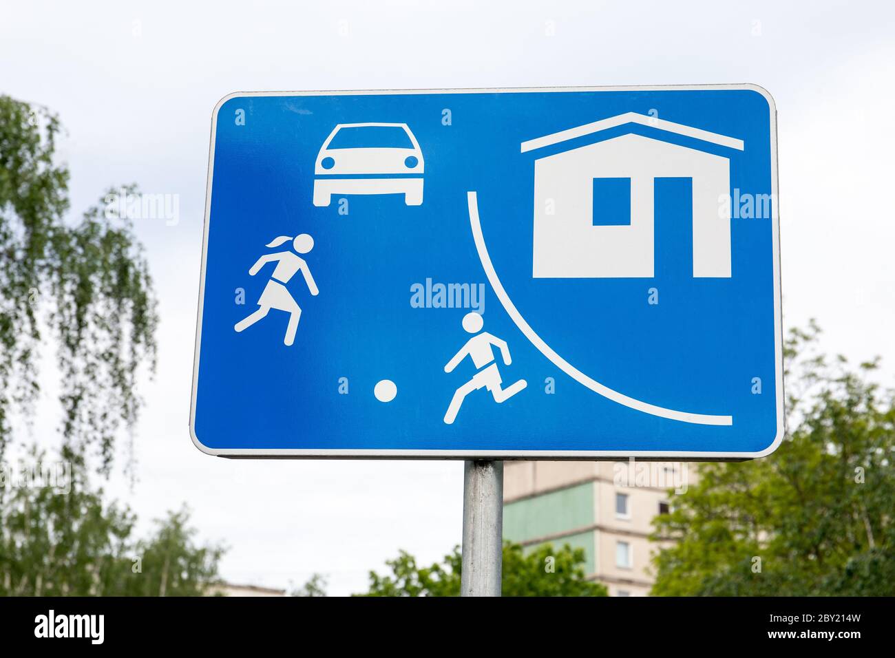 Panneau du coin salon dans la ville. Lois, règlements et restrictions. Environnement urbain Banque D'Images