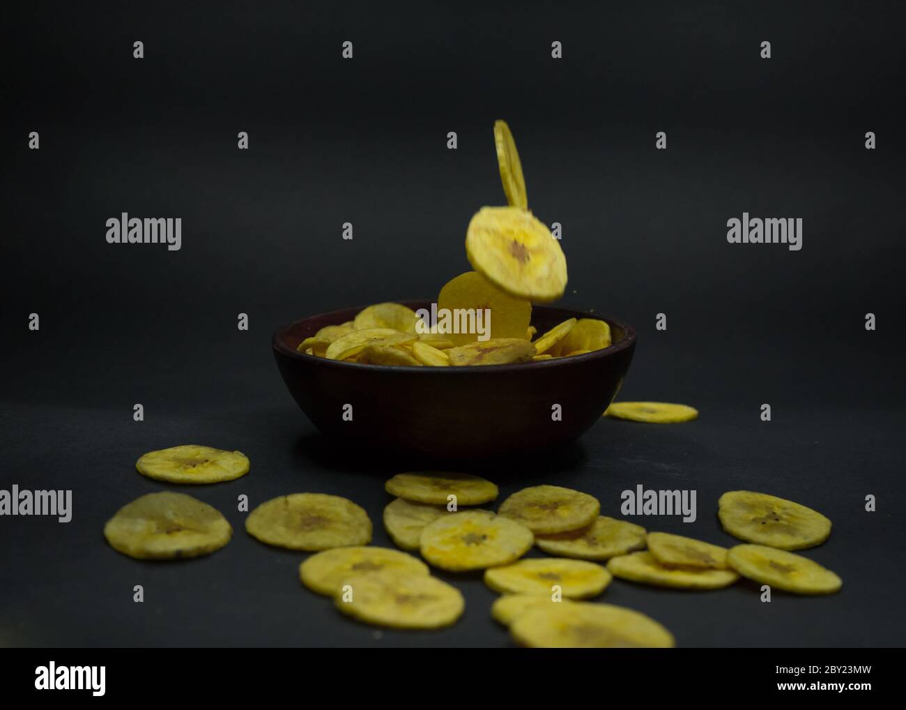 Photographie alimentaire de chips de banane dans un bol croustillant, savoureux, salé. Banque D'Images