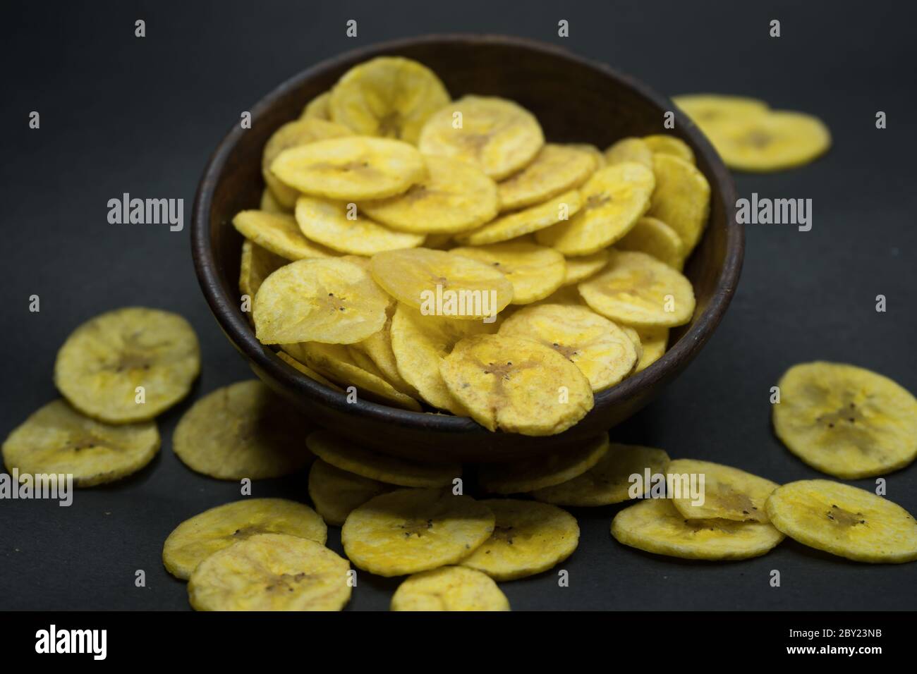 Photographie alimentaire de chips de banane dans un bol croustillant, savoureux, salé. Banque D'Images