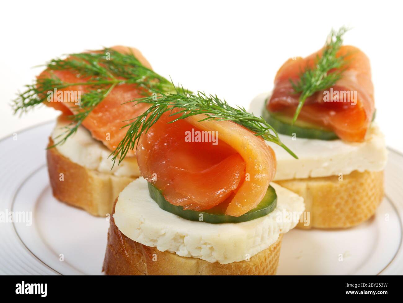 Canapés de saumon fumé et concombre fromage Banque D'Images