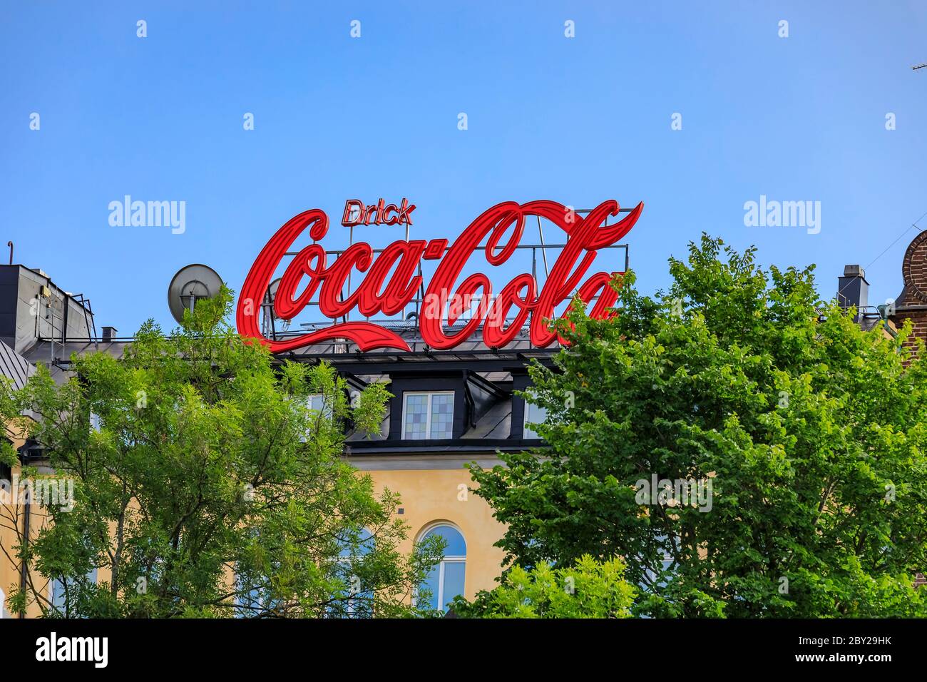 Stockholm, Suède - août 27 2017 : affiche publicitaire Coca Cola pour boissons classiques en suédois, au sommet d'un bâtiment dans le quartier de Slussen, dans le centre de Stockholm Banque D'Images