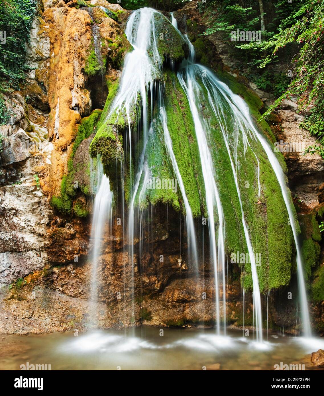 Belle cascade en bois de montagne, longue exposition Banque D'Images
