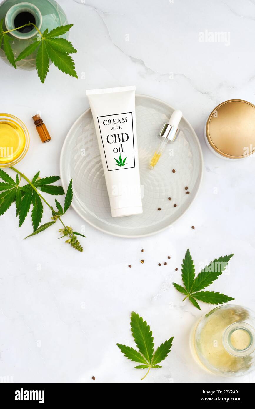 Huile CBD cosmétique. Produits cosmétiques avec de l'huile de cannabis, teinture Flat Lay Banque D'Images