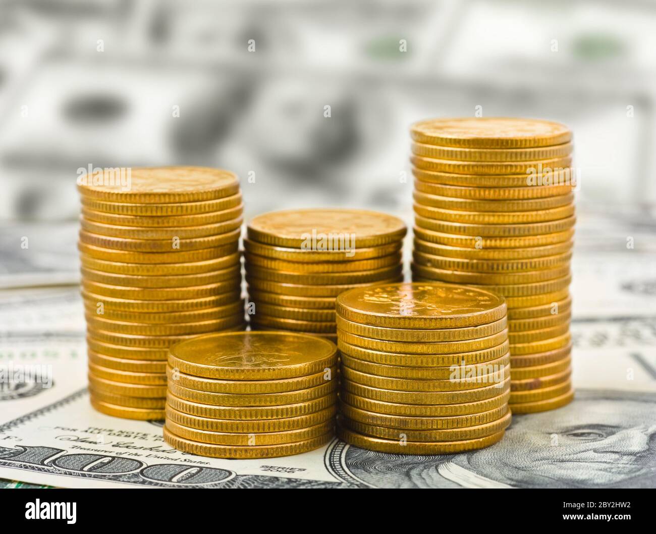 Des piles de pièces de monnaie sur l'argent Banque D'Images