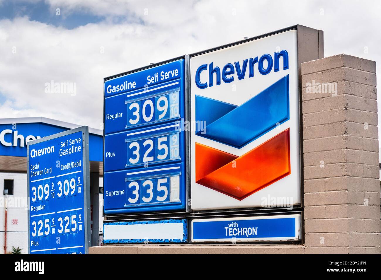 6 juin 2020 Gilroy / CA / USA - emblème Chevron et prix du gaz par gallon affiché dans une station-service dans la baie sud de San Francisco Banque D'Images
