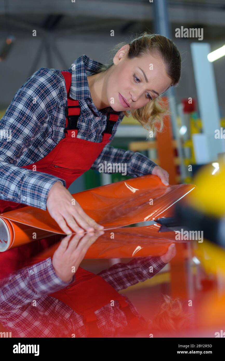 femme travaillant avec des tôles Banque D'Images