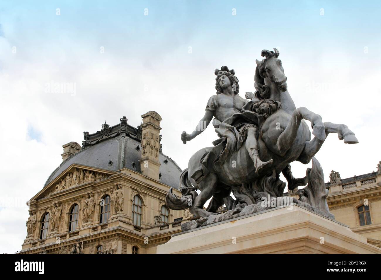 Paris, France - 18 mai 2019 : statue équestre de Louis XIV à la cour Napoléon du musée du Louvre Banque D'Images