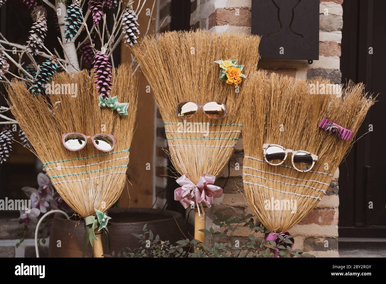 Bâtonnets décoratifs portant des lunettes de soleil et des fleurs, épingles et cravates. Banque D'Images