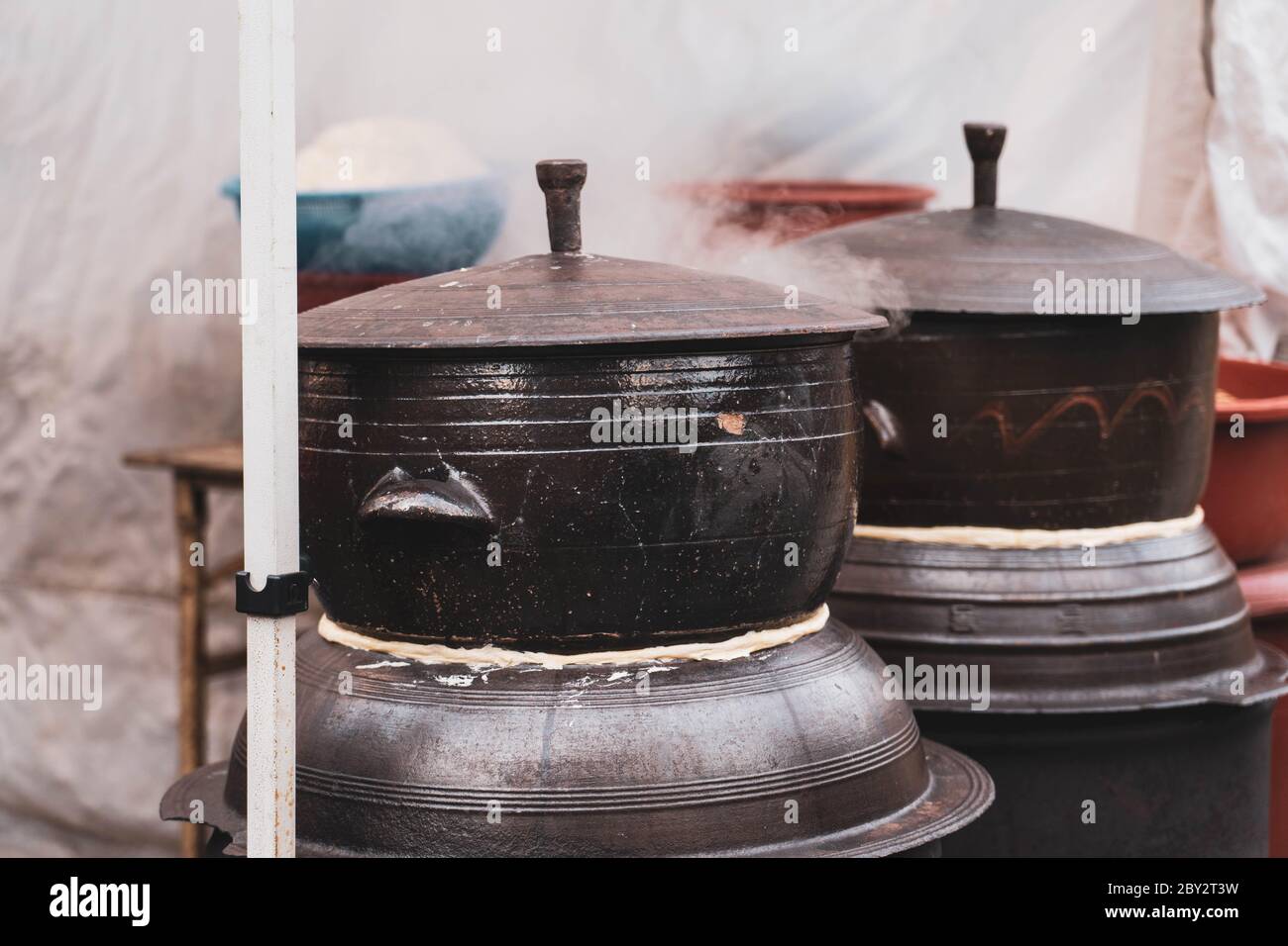 Gros plan sur le grand cuiseur à riz traditionnel coréen en céramique avec  de la fumée qui s'échappe. Pot de pierre coréen Photo Stock - Alamy