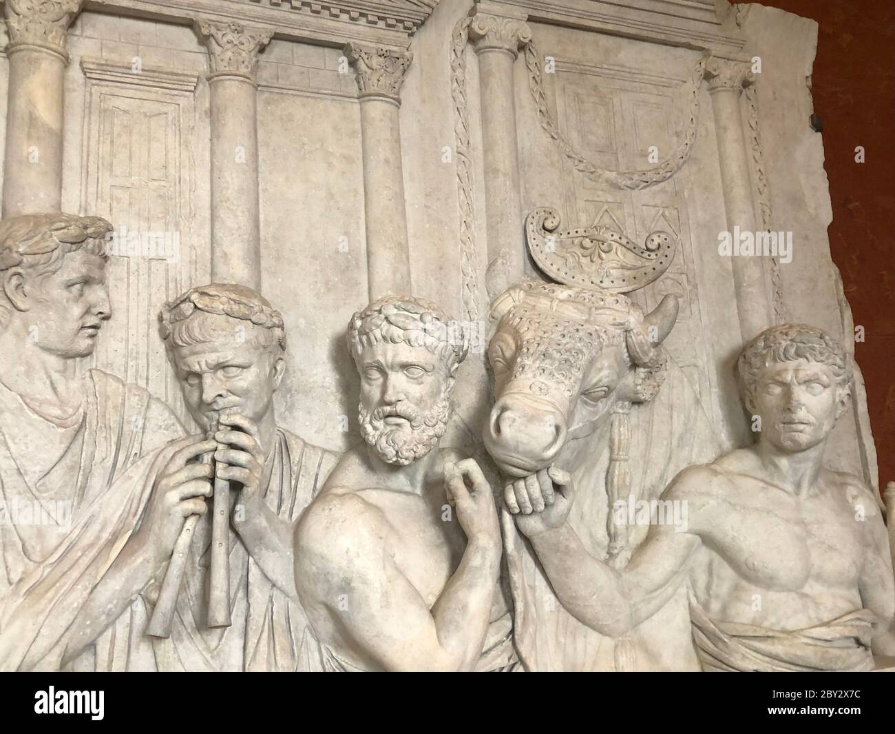 Paris, France - 18 mai 2019 : fragment d'un relief architectural dans le cadre de la décoration d'un monument triomphal construit à Rome Banque D'Images