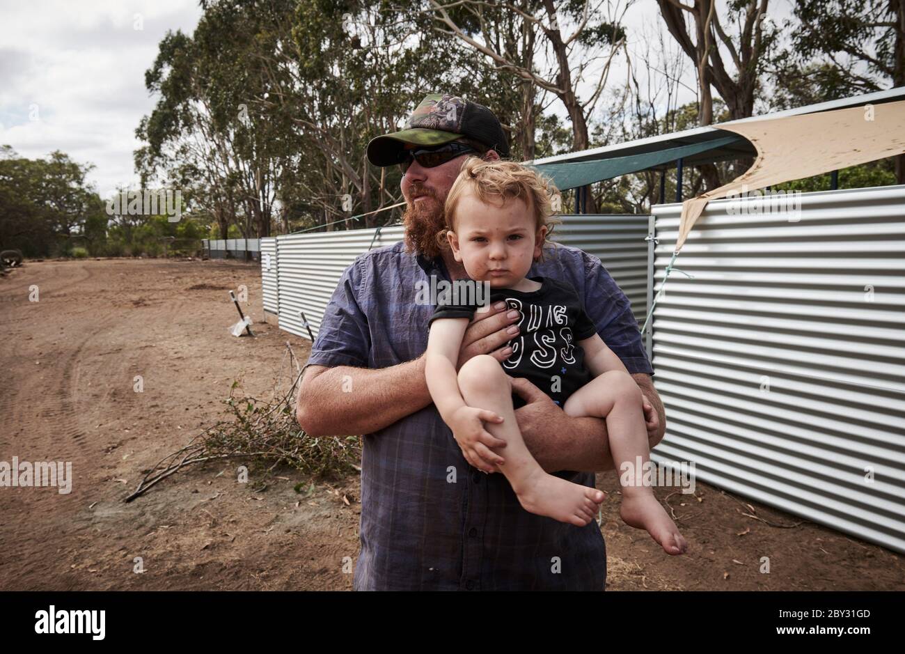 Le propriétaire, Sam Mitchell et son fils Connor, au parc animalier de Kangaroo Island, sur Kangaroo Island, en Australie méridionale. Banque D'Images