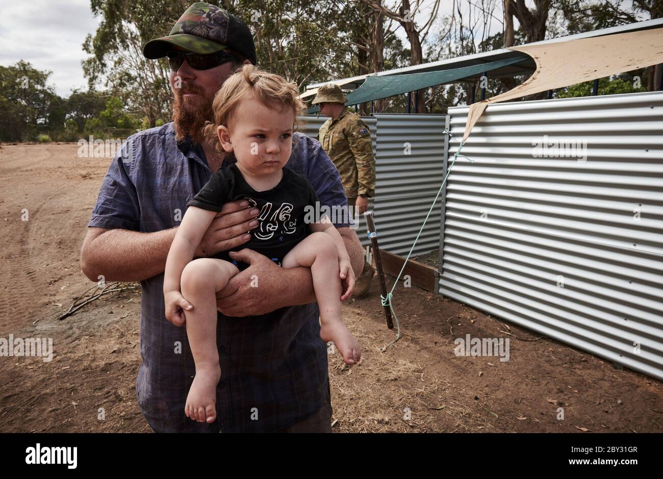 Le propriétaire, Sam Mitchell et son fils Connor, au parc animalier de Kangaroo Island, sur Kangaroo Island, en Australie méridionale. Banque D'Images