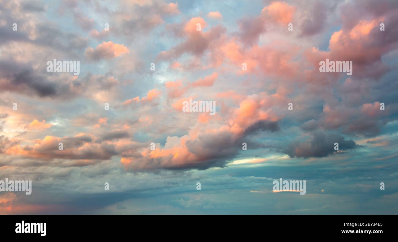 Immense fond naturel de ciel - lever de soleil panoramique Sundown Sanset Sky avec des nuages colorés, sans aucun oiseau. Vue panoramique sur le ciel Banque D'Images