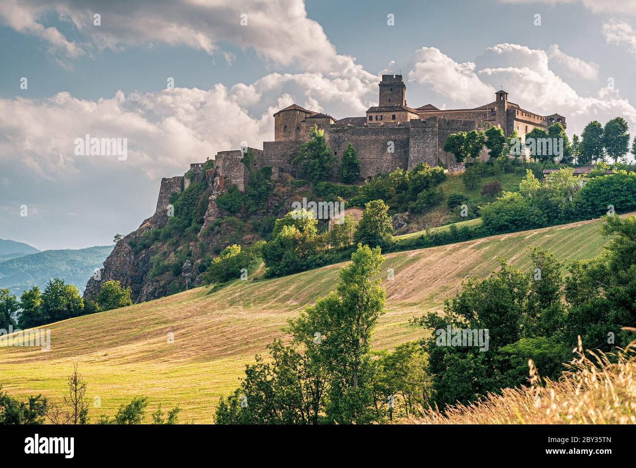 Vue sur le côté nord du château de Bardi. Province de Parme, Emilie-Romagne, Italie. Banque D'Images