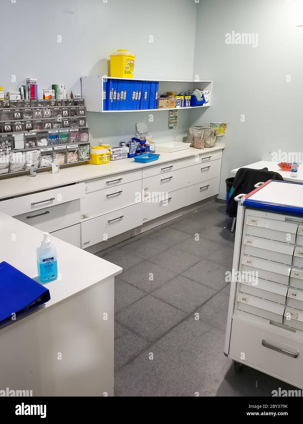 Huelva, Espagne - 6 juin 2020 : salle d'infirmières avec médicaments pour les patients à l'intérieur de l'hôpital Costa de la Luz à Huelva Banque D'Images