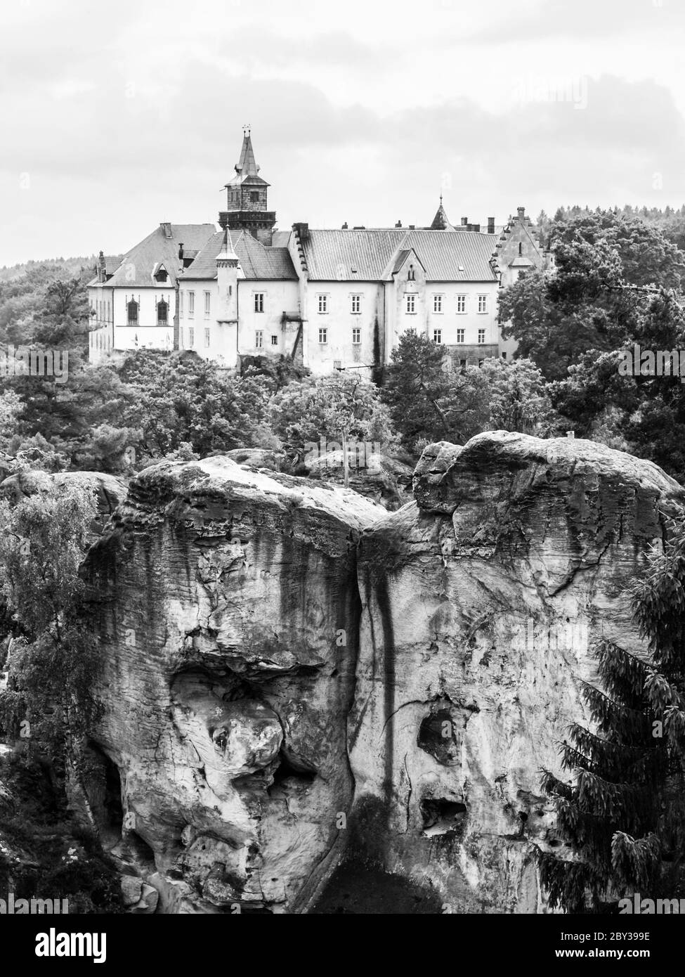 Château médiéval de Hruba Skala situé sur une falaise de grès abrupte dans le Paradis de Bohême, ou Cesky Raj, République tchèque. Image en noir et blanc. Banque D'Images