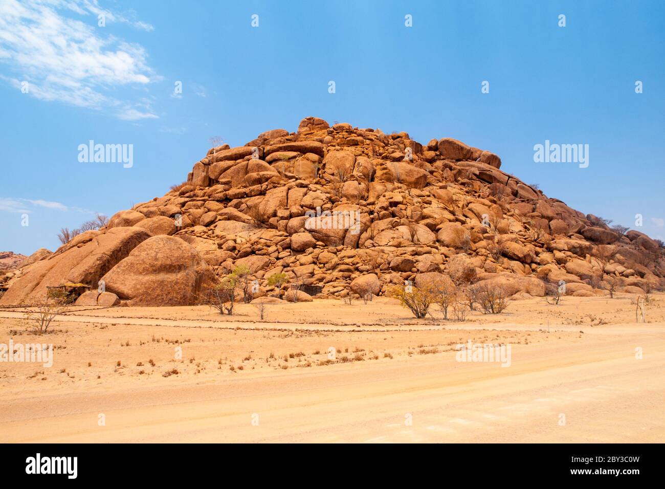 Formation de roches orange dans un paysage désertique sec près de Twyfelfontein à Damaraland, Namibie. Banque D'Images