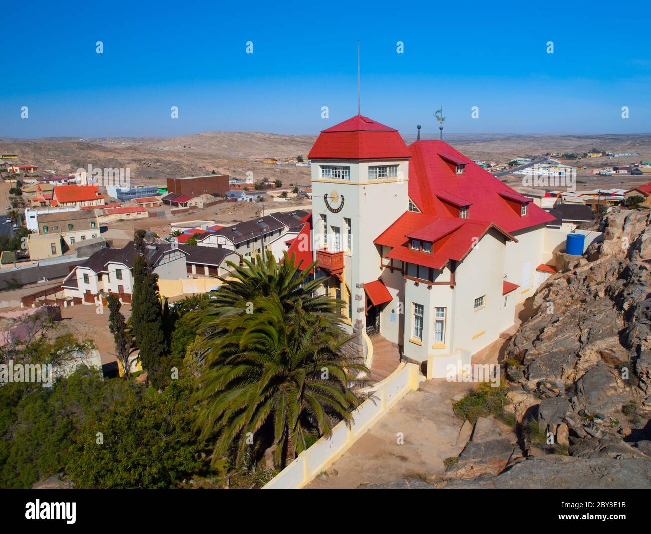 Goerke Haus avec façade blanche et toit rouge, style architectural Art nouveau, Luderitz, Namibie Banque D'Images