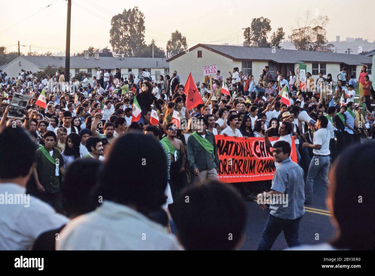 Une « National Chicano moratoire Community » rue de marche à Los Angeles, Californie, USA 1970. Chicanos et Chicanas sont des hommes et des femmes d'origine mexicaine. En plus de célébrer leur identité culturelle, comme d'autres groupes minoritaires aux États-Unis, les questions entourant la guerre au Vietnam, l'égalité, la pauvreté, les possibilités de travail, les autorités et la police étaient diffusées. Une bannière à l'arrière dit 'Viva la Raza' (vive la course). Des drapeaux mexicains sont également présents. Banque D'Images