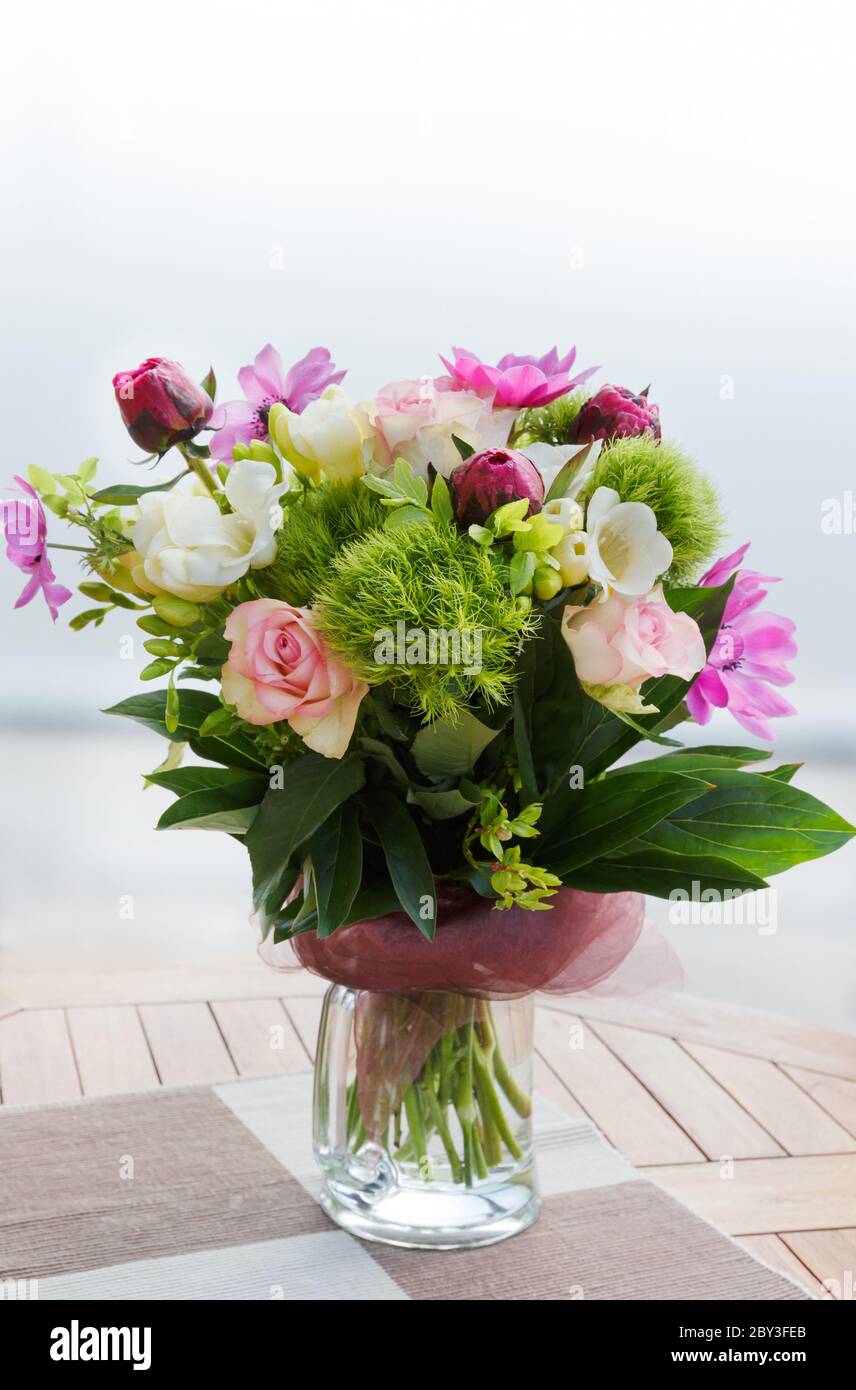Beau bouquet de fleurs de printemps, tons rose, blanc et violet Photo Stock  - Alamy