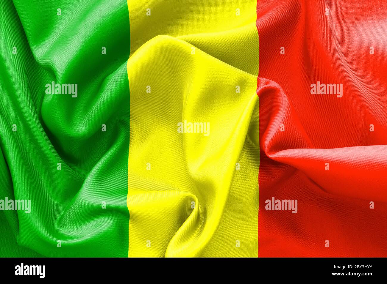 La texture du drapeau malien a froissé et s'est émiettée de lumière et d'ombres Banque D'Images