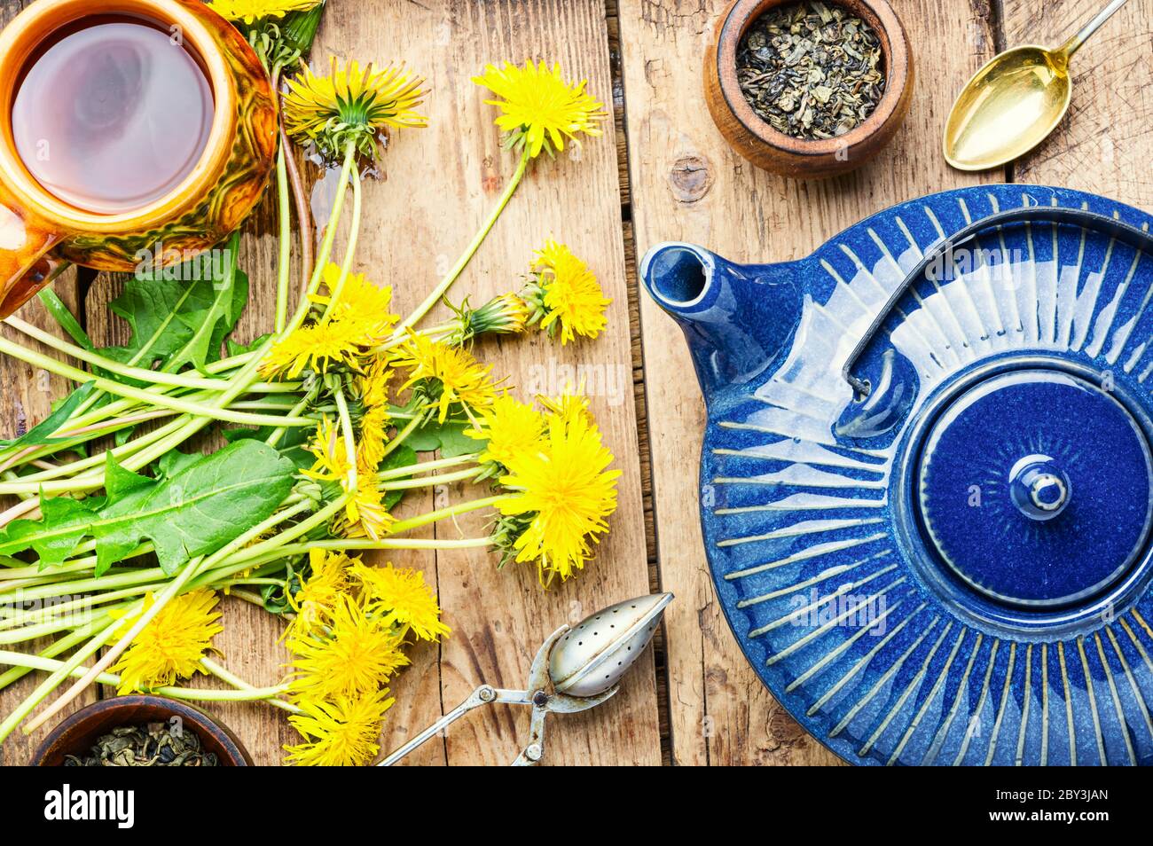 Thé aux herbes parfumé provenant de pissenlits à fleurs.thé de pissenlits sain. Banque D'Images