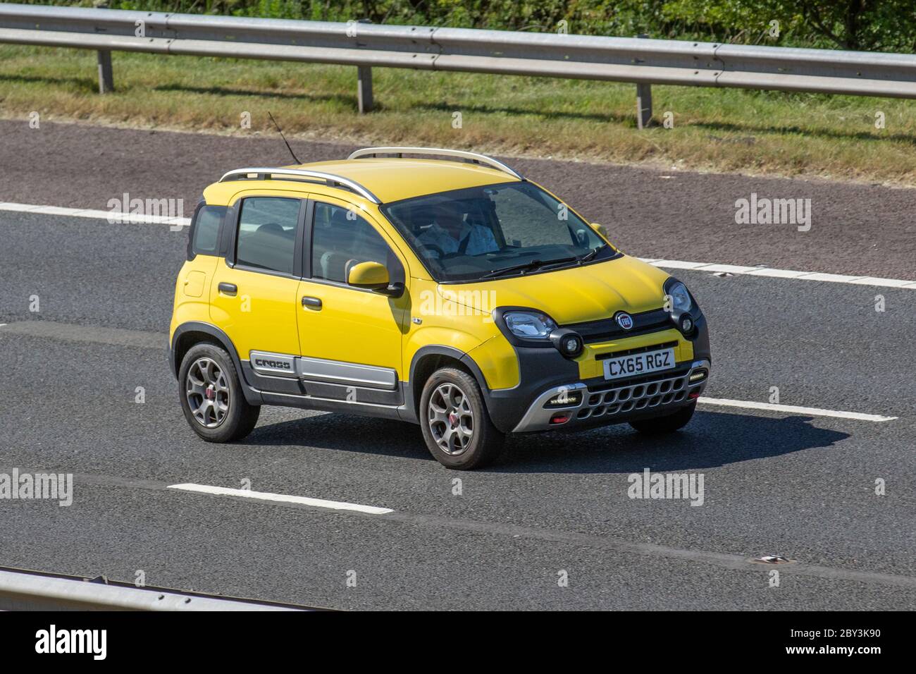 2015 jaune Fiat Panda Cross TwinAir ; véhicules mobiles pour la circulation routière, voitures conduisant un véhicule sur les routes britanniques, moteurs, conduite sur l'autoroute M61 au Royaume-Uni Banque D'Images