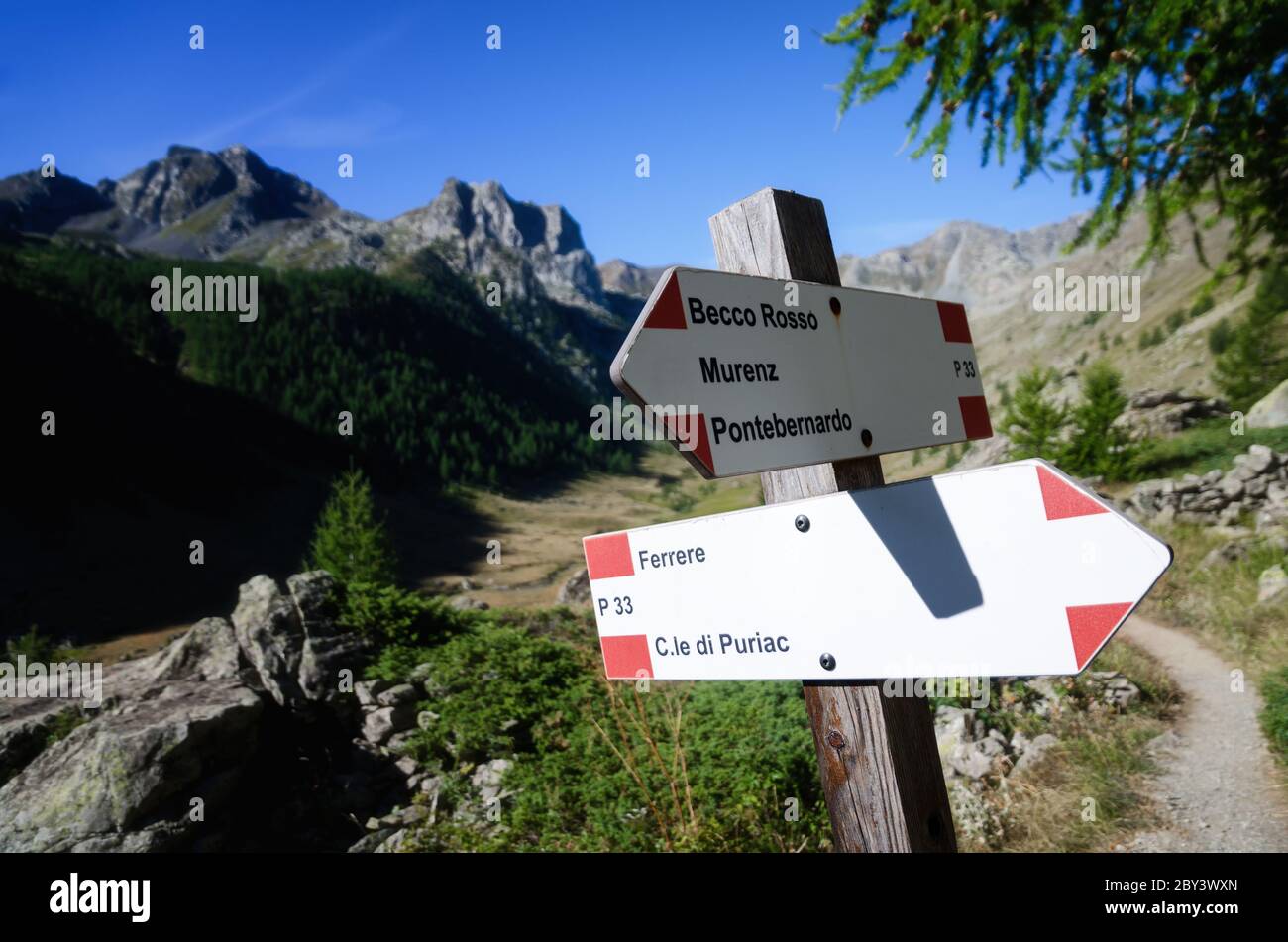 Panneau de chemin de montagne avec indications de trekking dans le Parc des Alpes Maritimes (Piémont Italie) Banque D'Images