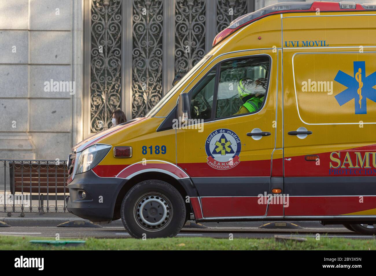 Madrid, Espagne - 19 mai 2020 : une unité de soutien avancé à la vie (USVA), faisant partie du parc de véhicules et d'ambulances SAmur-protection civile, lorsqu'elle passe à travers Banque D'Images