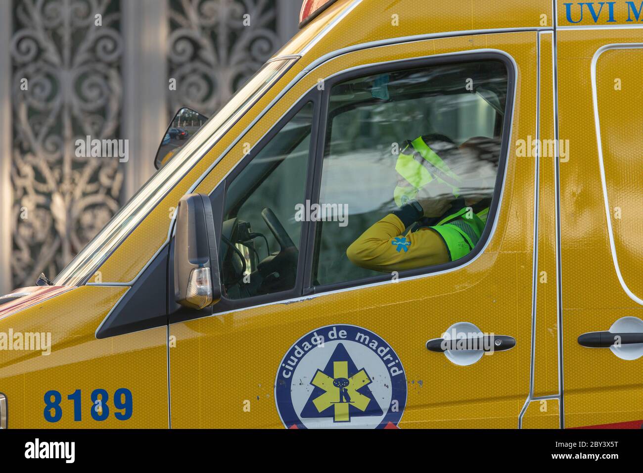 Madrid, Espagne - 19 mai 2020 : une unité de soutien avancé à la vie (USVA), faisant partie du parc de véhicules et d'ambulances SAmur-protection civile, lorsqu'elle passe à travers Banque D'Images