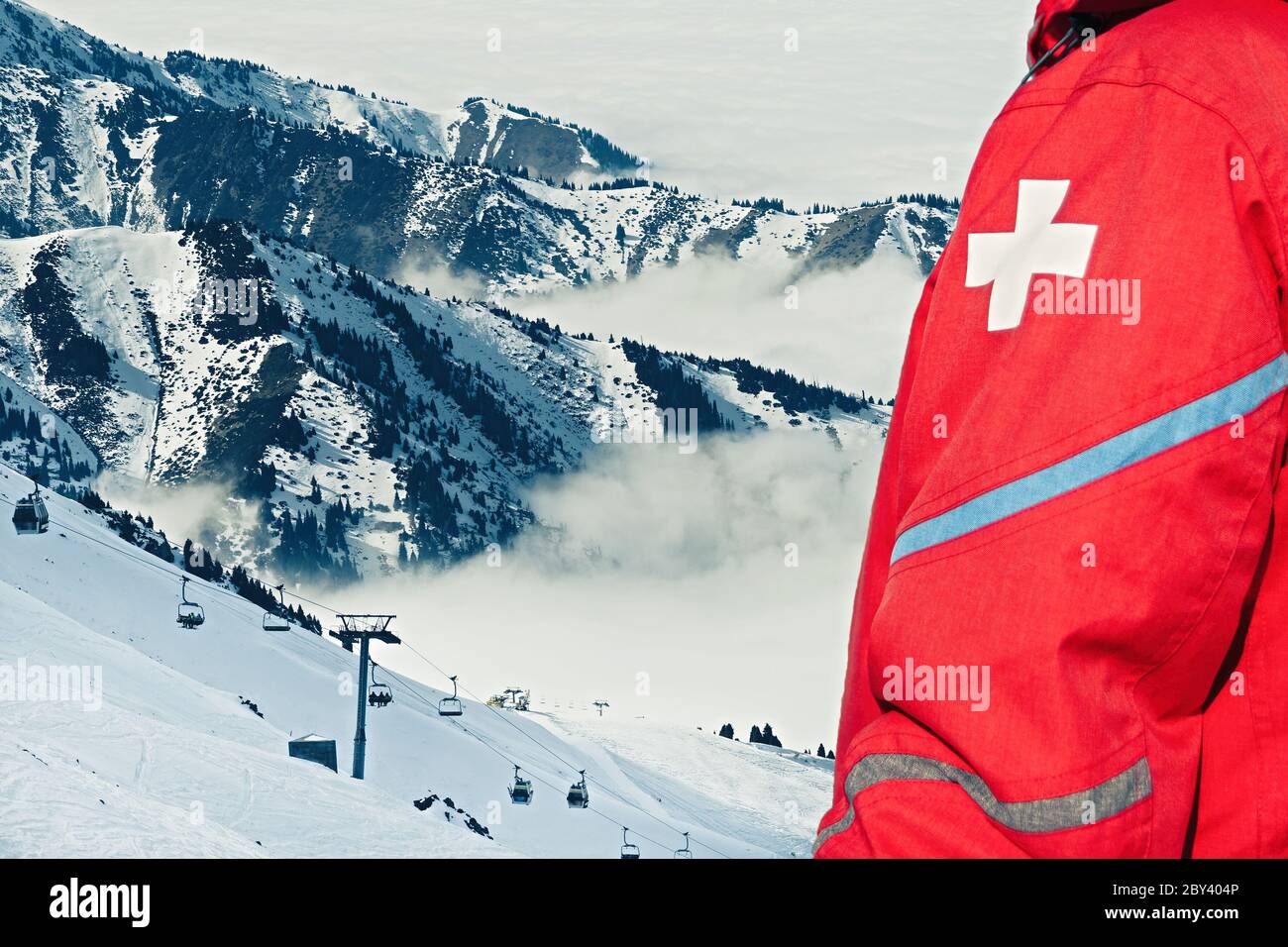 Équipe de secours d'urgence en uniforme rouge sur la station de ski Banque D'Images