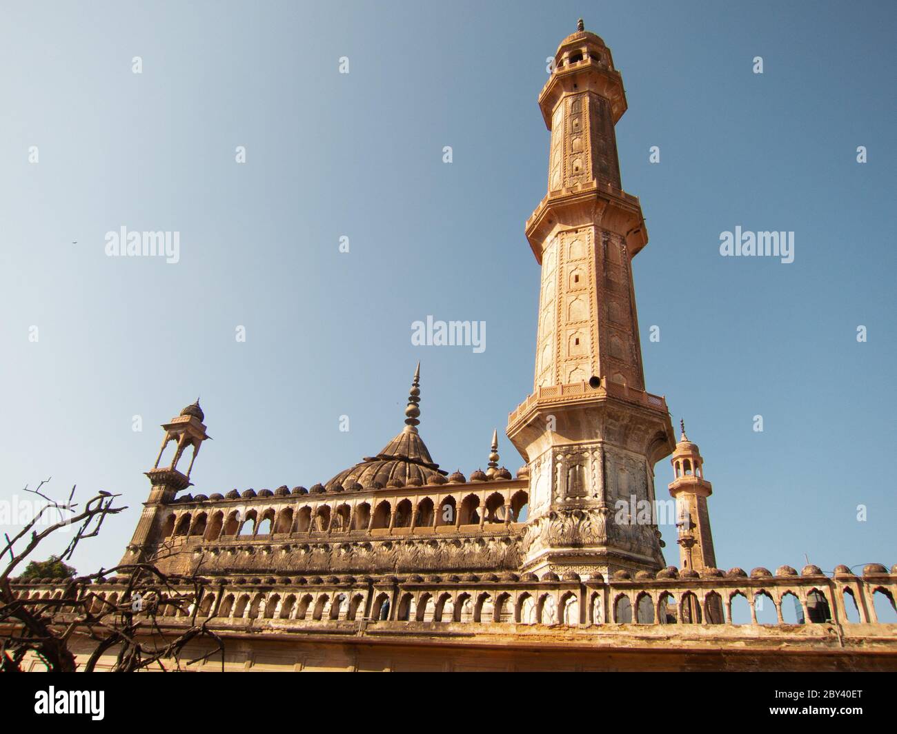 Lucknow, Uttar Pradesh, Inde - février 2015 : les hauts minarets de l'ancienne mosquée Asfi dans le complexe de Bara Imambara dans la vieille ville. Banque D'Images