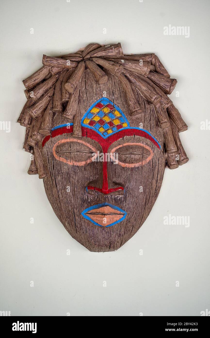 Masque africain coloré sur fond de mur en pierre, gros plan Banque D'Images