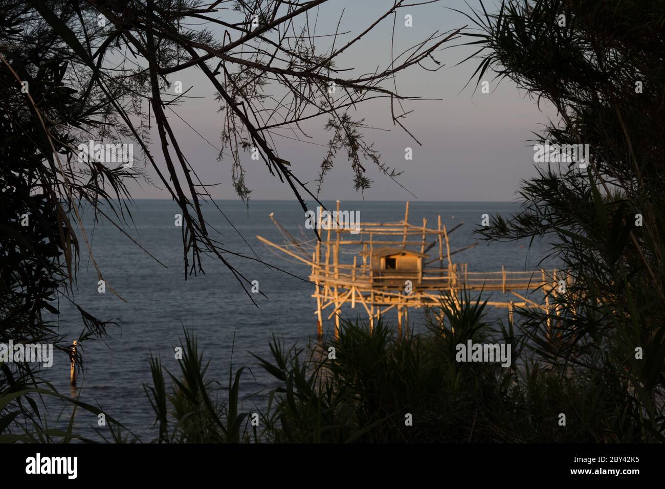 Trabocco à San Vito Chietino, Abruzzes, Italie. Costa dei trabocchi, site classé au patrimoine de l'UNESCO. Banque D'Images