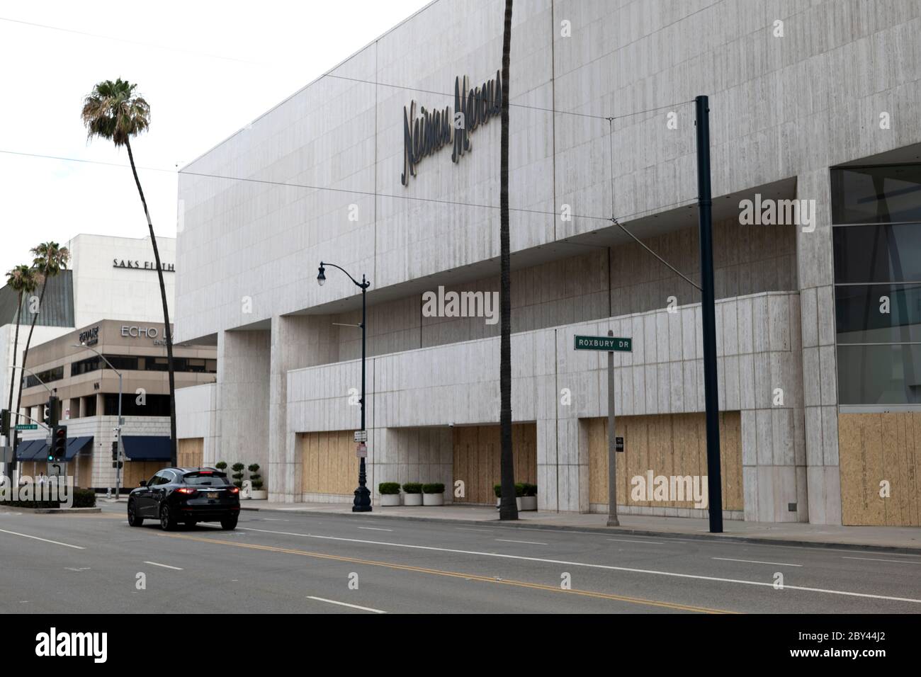 Beverly Hills, CA/USA - 6 juin 2020 : le magasin Neiman Marcus de Beverly Hills est embarqué après avoir été pillé pendant les manifestations Black Lives Matter Banque D'Images