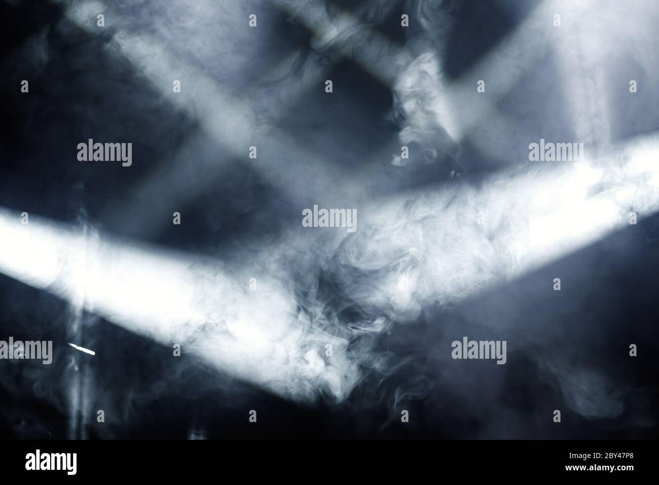 Rayon de lumière avec projecteurs de fumée et de brouillard sur la scène. Équipement de lumière de scène Banque D'Images