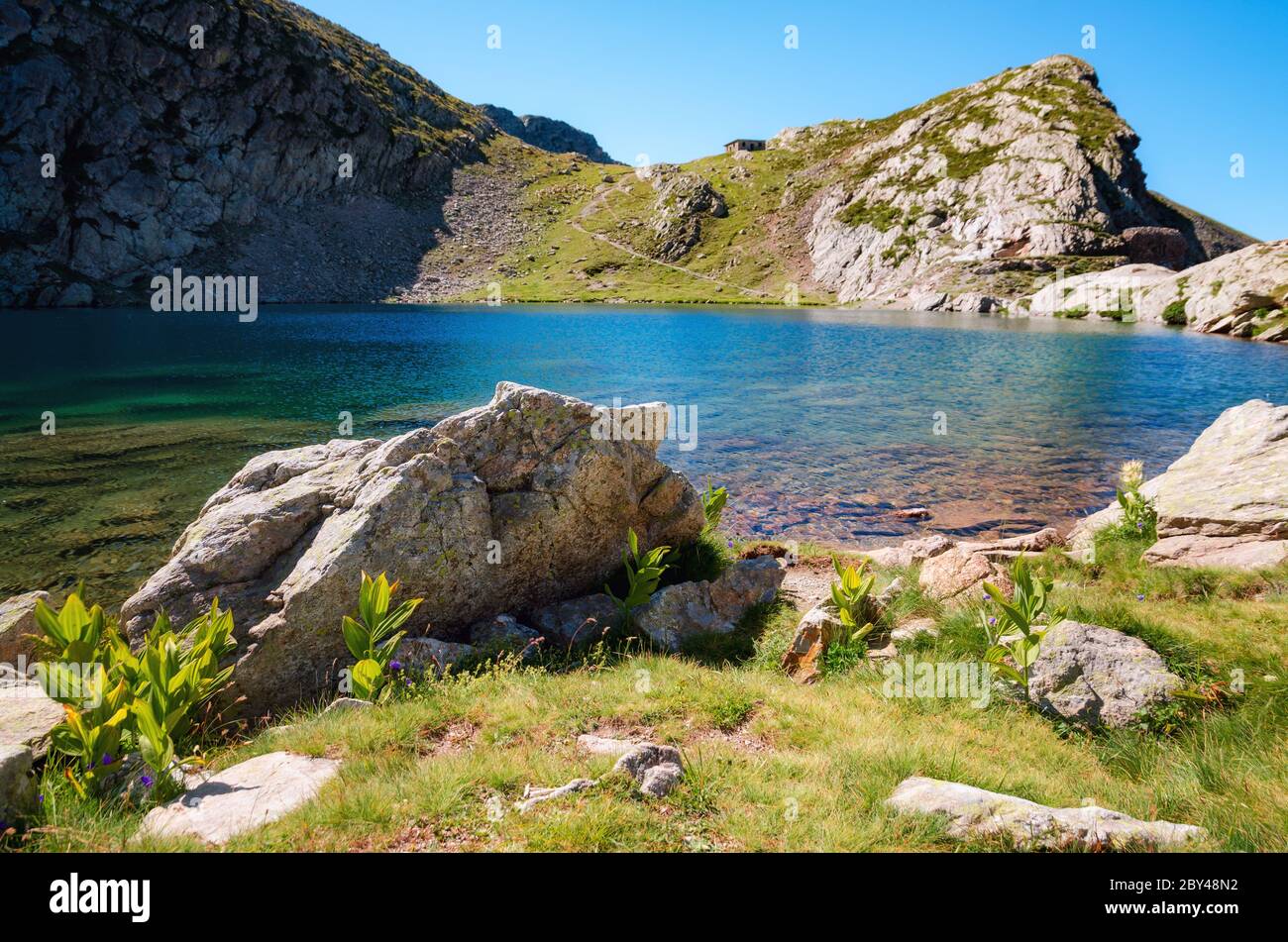 Trekking aux lacs de Lausfer, près de Sant'Anna de Vinadio, entre le Parc  des Alpes Maritimes (Italie) et le Parc National du Mercantour (France  Photo Stock - Alamy