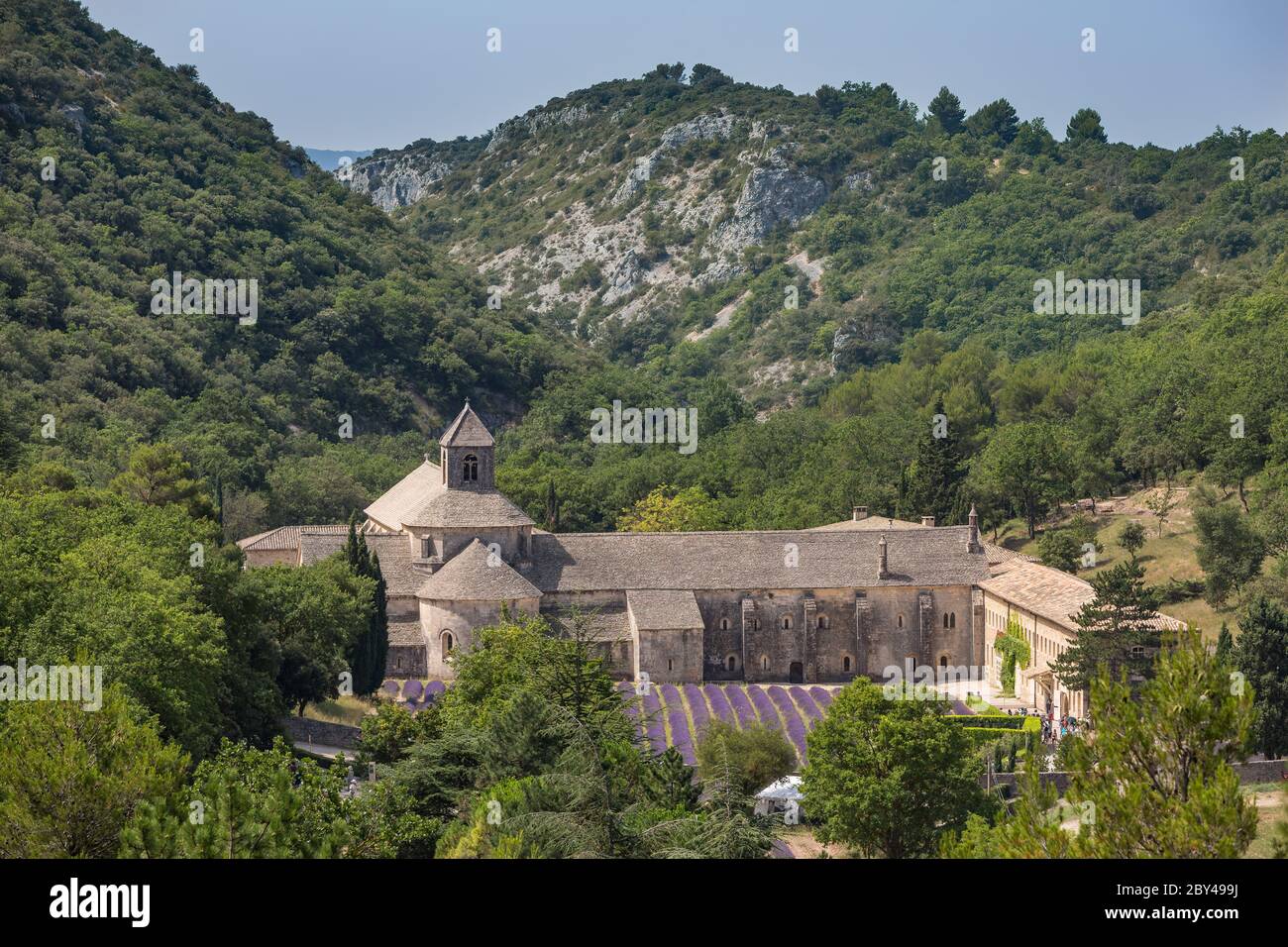 Vue depuis la route au-dessus de l'Abbaye de Sénanque, célèbre pour ses champs de lavande et situé près de Gordes en Provence Banque D'Images